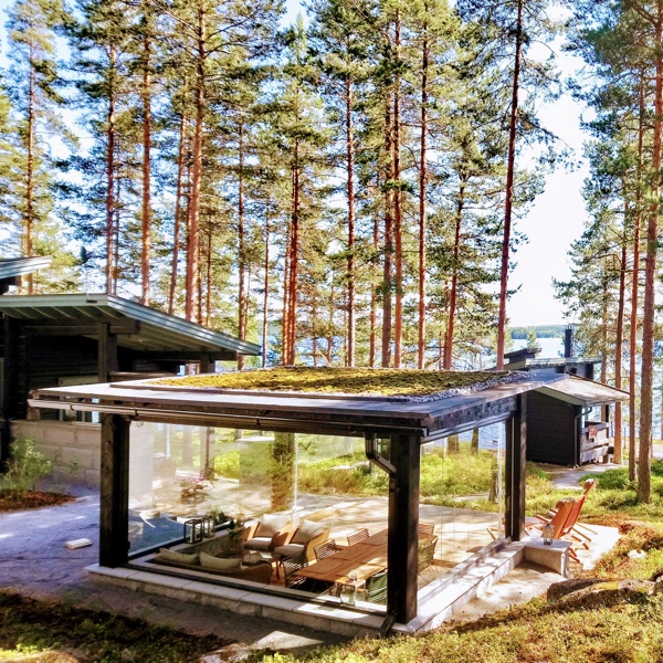 Tämä huvimaja on erinomainen esimerkki kevyen sammalkaton monipuolisuudesta. Kevyt rakennus sai kevyen koristeen.